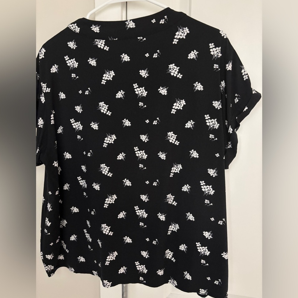 GAP V-Neck Top in Black Floral, Short Sleeves with Cuffed Sleeve, Large - Picture 7 of 7